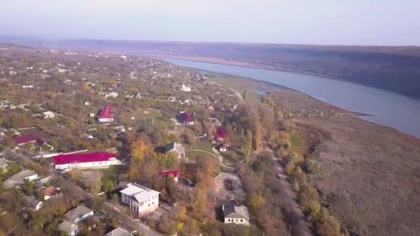 Repülés Falu Folyó Felett Repülés Falu Folyó Felett Ősszel Moldáviai — Stock videók