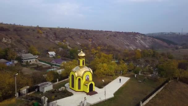 Letecký Dron Zastřelil Malý Žlutý Kostel Odlehlé Vesnici Moldavsku Evropa — Stock video