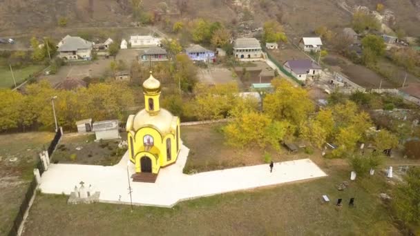 空中无人机在摩尔多瓦一个乡村村庄拍摄了一座小黄色教堂 — 图库视频影像