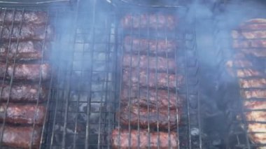 Bratwurst Sosisleri Ahşap Barbeküde Pişiyor.