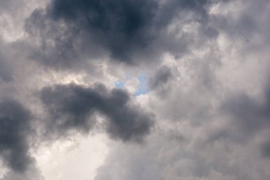 Fırtınalı bulutlu dramatik gökyüzü