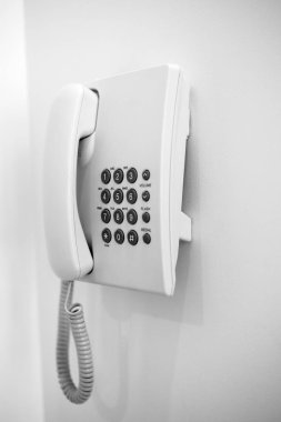 Beyaz duvar telefon. İnterkom beyaz duvara asılı. Beyaz duvar çağdaş giriş telefon sistemi monte. Beyaz arka planda duvar telefon.