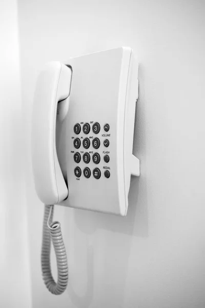 Teléfono Pared Blanca Intercomunicador Colgado Una Pared Blanca Sistema Teléfono —  Fotos de Stock