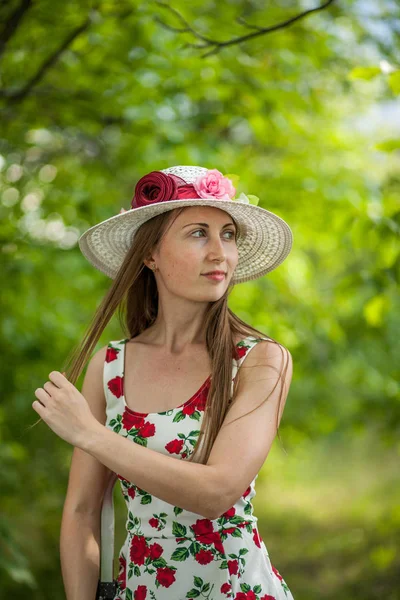 Porträtt Vacker Elegant Kvinna Ljus Vit Klänning Och Hatt Står — Stockfoto