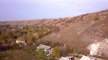 Kamera uçuş üzerinde küçük bir köy. Sonbahar manzara. Moldova Cumhuriyeti. Europe.