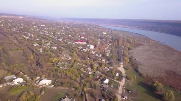 Flug Über Dorf Und Fluss Flug Über Dorf Und Fluss — Stockvideo