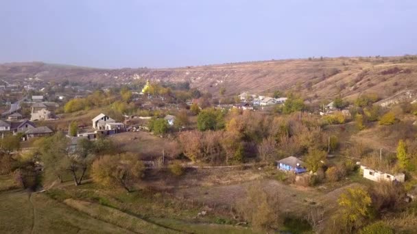 Vlucht Van Camera Kleine Dorp Herfst Landschap Moldavische Republiek Europa — Stockvideo