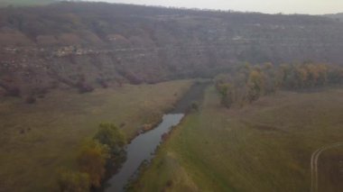 Güzel sunrisw kırsal alanda Nehri üzerinde. Sis küçük nehir üzerinde. Dağlar manzara.
