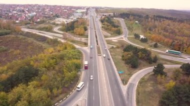 4 k hava görünümünü uçuş Otoban üzerinden. Road Araçlar günlük trafik arabalar yukarıdaki her iki yönde görünümünde hareket ediyor