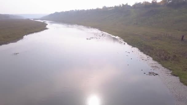 Prachtige Vlucht Rivier Met Reflecties Van Zon — Stockvideo