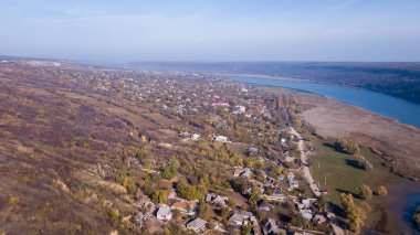 Köy ve sonbahar nehre havadan görünümü Köyü ve River.Flying üzerinde. Moldova Köyü