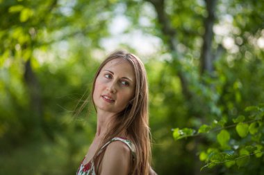 Yazlık elbise parkta güzel genç bayan