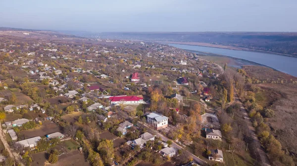 Köy ve sonbahar nehre havadan görünümü Köyü ve River.Flying üzerinde. Moldova Köyü