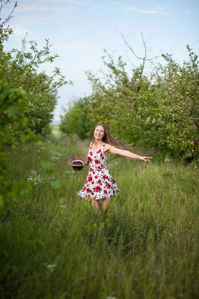 Joven Rubia Caminando Huerto Manzanas — Foto de Stock