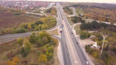 4 k hava görünümünü uçuş Otoban üzerinden. Road Araçlar günlük trafik arabalar yukarıdaki her iki yönde görünümünde hareket ediyor