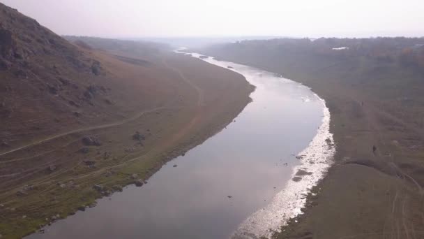 美丽的飞行在河与太阳反射 — 图库视频影像