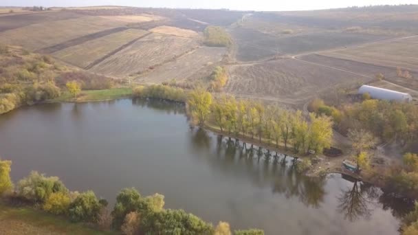 Flug Über Den Kleinen See Herbstlandschaft — Stockvideo