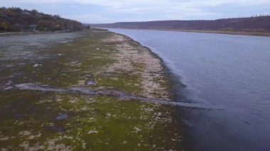 Moldova cumhuriyetindeki güzel sonbahar nehri, köy üzerinde uçuyor. Dniester Nehri. İHA atışı.