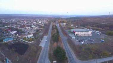 4k hava. Arabalı banliyösü eşit karayolu üzerinde