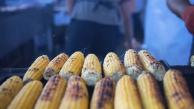 İştah açıcı ızgara Mısır Barbekü ızgara, yakın çekim. Sokak yemek Festivali.