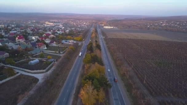Aerial Над Пригородом Равное Шоссе Автомобилями — стоковое видео