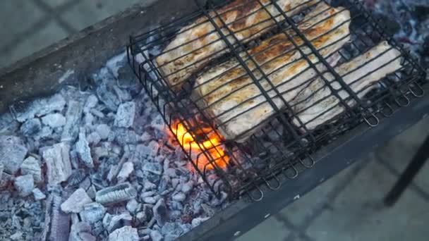 烧烤用美味的烤肉烧烤 烧烤派对在木炭烧烤上煎炸鸡肉片 — 图库视频影像