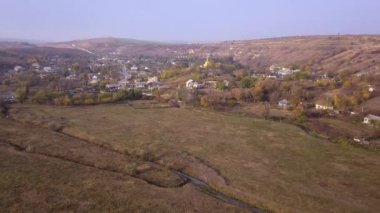 Kamera uçuş üzerinde küçük bir köy