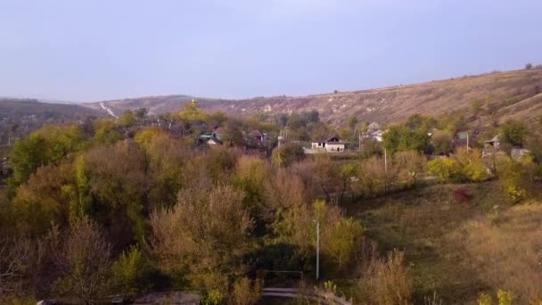 Полет камеры над маленькой деревней — стоковое видео