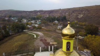 Hava dron küçük bir sarı kilise vurdu