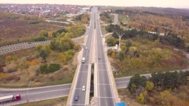 4 k hava görünümünü uçuş Otoban üzerinden. Road Araçlar günlük trafik arabalar yukarıdaki her iki yönde görünümünde hareket ediyor