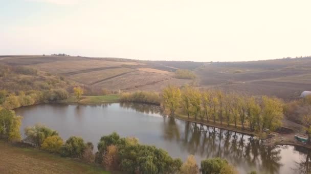 小さな湖の上飛行 秋の風景 — ストック動画