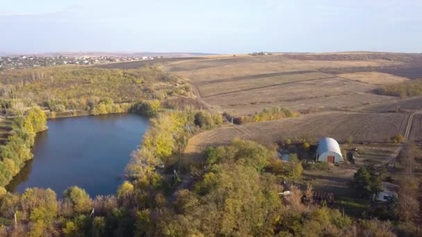 Survolez le petit lac. Paysage d'automne 
