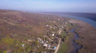 Köy ve nehir üzerinde uçmak. Sonbaharda köyün ve nehrin üzerinde uçmak. Moldova köyü