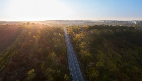 Vista Aérea Estrada Através Floresta Outono Filmagem — Fotografia de Stock