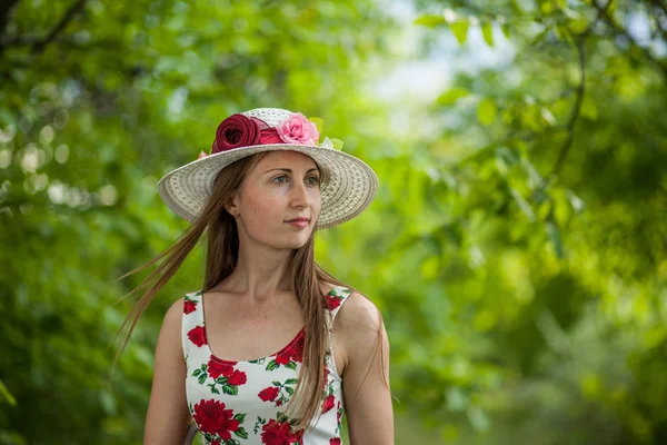 Işık Beyaz Elbise Şapka Yaz Parkta Duran Güzel Zarif Bir — Stok fotoğraf