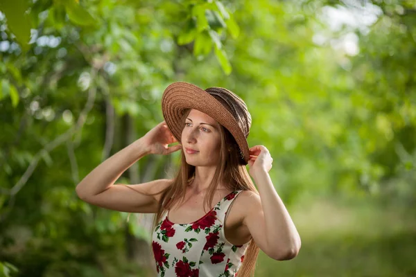 Retrato Uma Bela Mulher Elegante Vestido Branco Claro Chapéu Parque — Fotografia de Stock