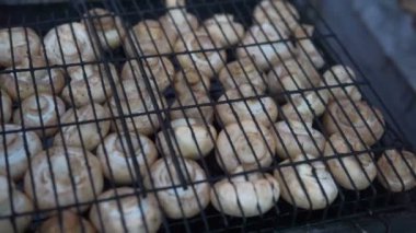 Izgara ızgara sebzeler rendeleyin. Aptal eller hazırlar dumanlı mantar ızgara fırın.