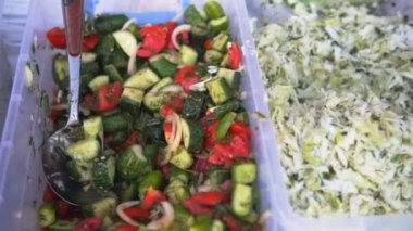 Pişmiş sokak gıda deposu tezgahın üstünde. Mağaza Market hazırlanıyor lezzetli yemek pişirmeye.