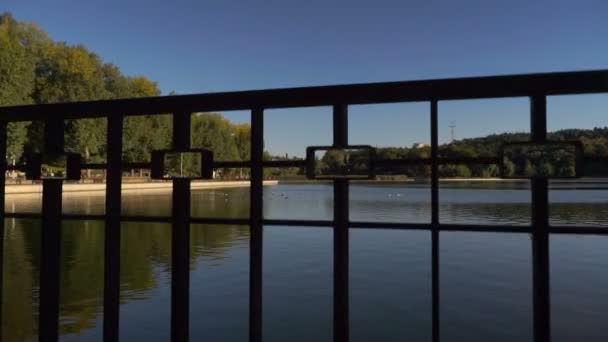 美丽的湖堤 相机在前面移动 斯泰迪卡姆射门 — 图库视频影像
