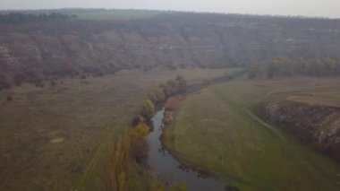 Güzel sunris kırsal alanda Nehri üzerinde. Sis küçük nehir üzerinde. Dağlar manzara.