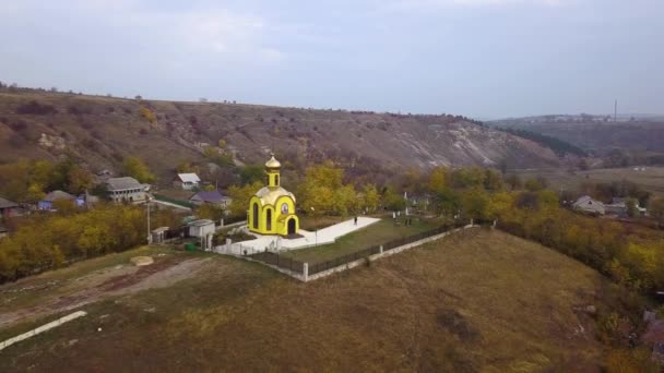 Eine Drohne Schoss Eine Kleine Gelbe Kirche Einem Ländlichen Dorf — Stockvideo