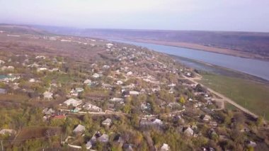 Köy ve nehir üzerinde uçmak. Sonbaharda köyün ve nehrin üzerinde uçmak. Moldova köyü