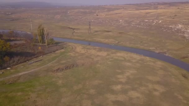 Vacker Flygning Över Floden Med Solen Reflektioner — Stockvideo