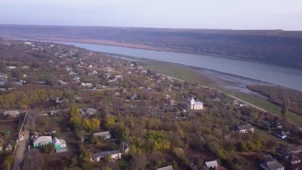 秋天飞越村庄和河流 飞越村庄和河流 Moldavian村 — 图库视频影像