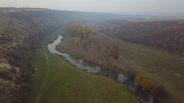 Schöner Sonnenaufgang Über Dem Fluss Ländlicher Umgebung Nebel Über Kleinem — Stockvideo