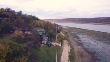 Köy ve nehir üzerinde uçmak. Sonbaharda köyün ve nehrin üzerinde uçmak. Moldova köyü