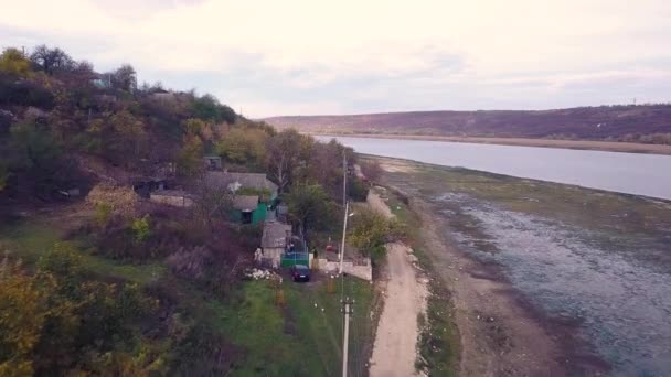 Vuelo Sobre Village River Volar Sobre Pueblo Río Otoño Pueblo — Vídeo de stock