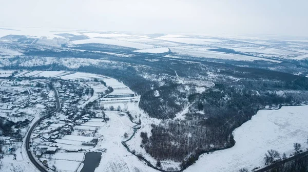 Winter antenne uitzicht over het kleine dorp. — Stockfoto
