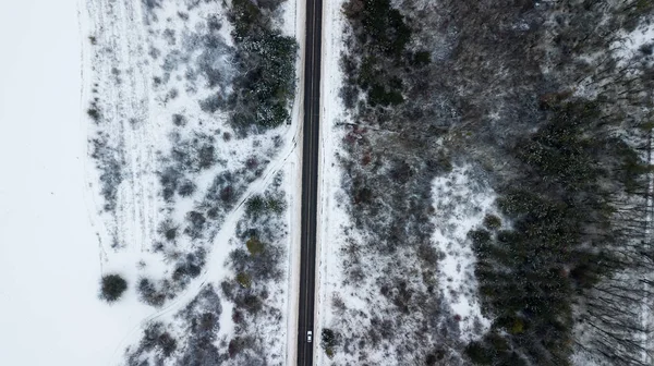 Vista aérea do drone da estrada na paisagem idílica do inverno. — Fotografia de Stock