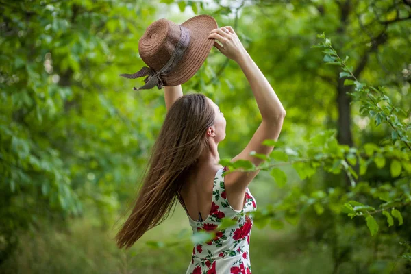 Porträtt av en vacker elegant kvinna — Stockfoto